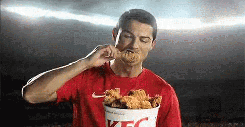 Cristiano Comiendo Porllo GIF - Cristiano Ronaldo Kfc Eating GIFs