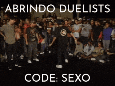 a crowd of people watching a man perform with the words abrindo duelists code sexo