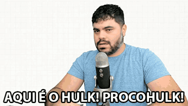 a man with a beard stands in front of a microphone with the words aqui e o hulk procohulk written below him