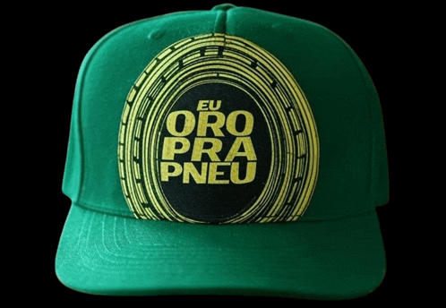 a green hat that says eu oro pra pneu on the front