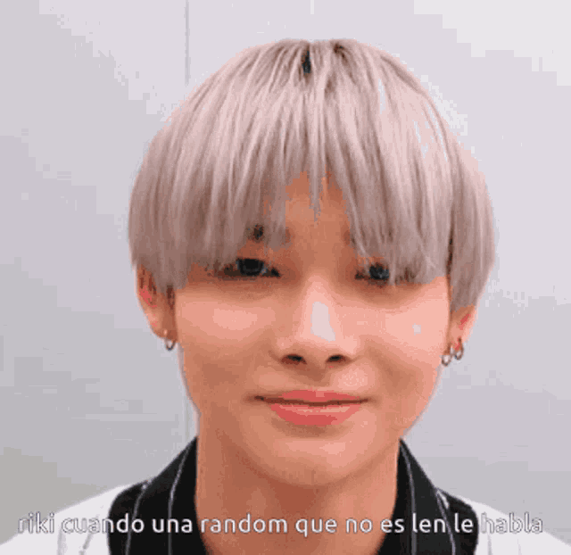 a close up of a person 's face with the words " riki cuando una random que no es len le habla " below it
