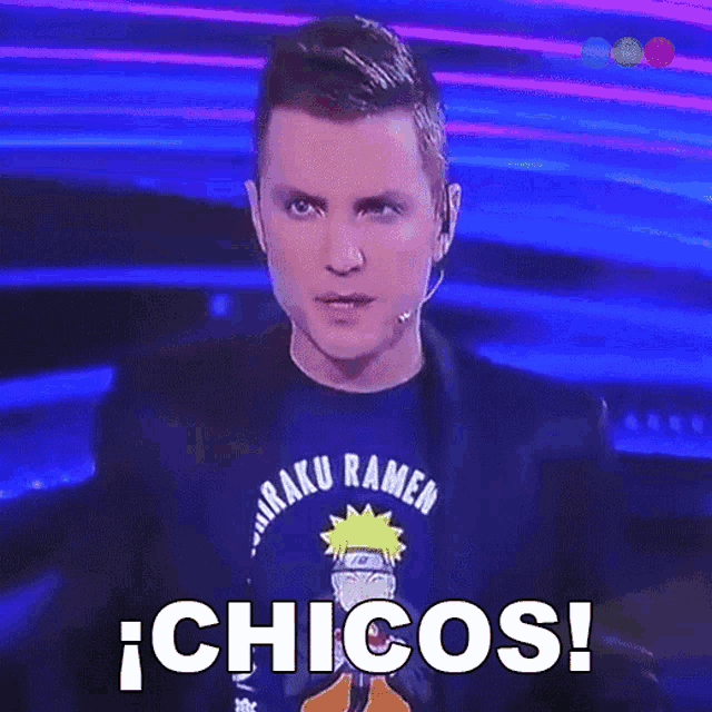 a man wearing a raku ramen shirt says chicos on the screen