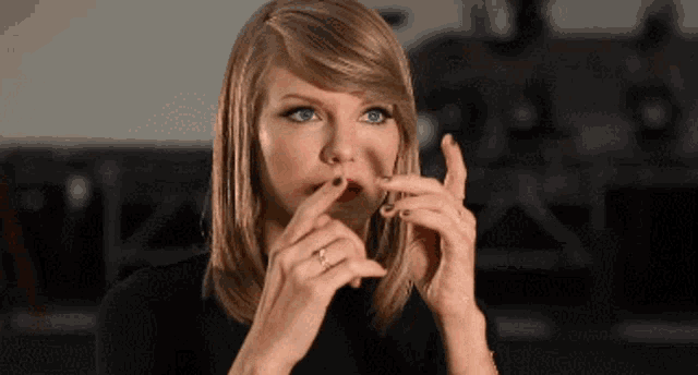 Taylor Swift Shake It Off GIF - Taylor Swift Shake It Off Ninjutsu GIFs