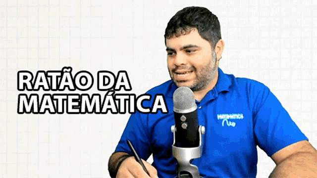 a man in a blue shirt is sitting in front of a microphone and the words ratao da matematica are above him