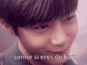 a close up of a person 's face with the words sonrie si eres de kam written on the bottom