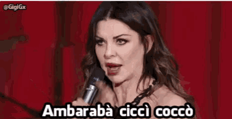 a woman is talking into a microphone with the words `` tre civette sul como '' written below her .