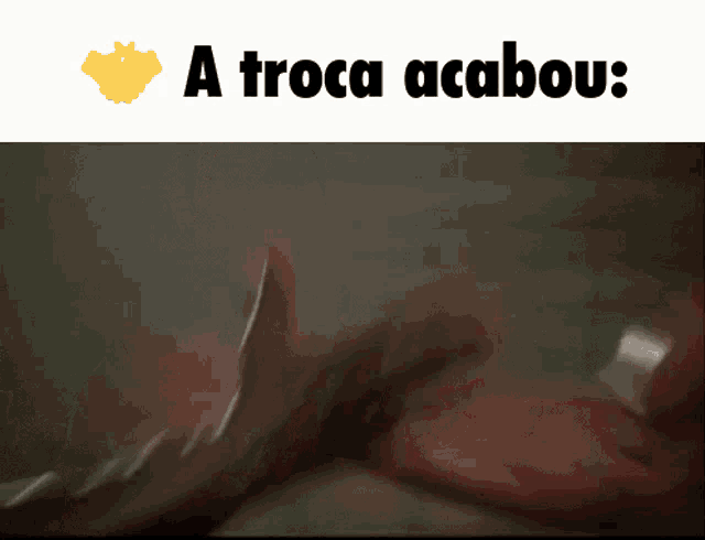 a picture of two men shaking hands with the words a troca acabou