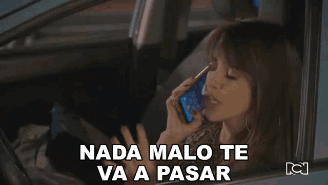 a woman sitting in a car talking on a cell phone with the words nada malo te va a pasar above her