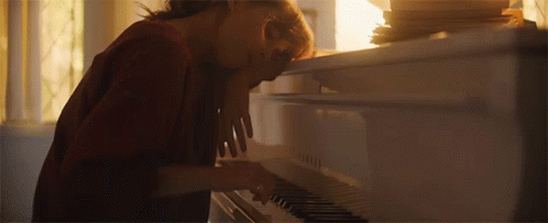 Playing Piano Dakota Johnson GIF - Playing Piano Dakota Johnson Maggie GIFs