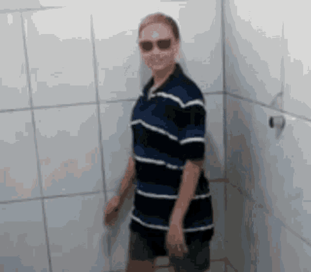 Bianca Alves Pose GIF - Bianca Alves Pose Shower Room GIFs