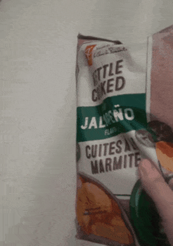 Kettle Cooked Chips Presidents Choice GIF - Kettle Cooked Chips Presidents Choice Jalapeno Chips GIFs