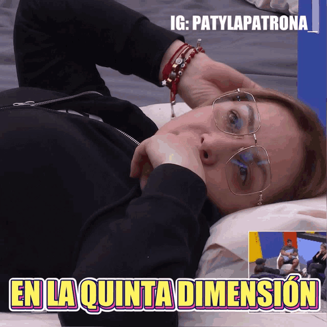a woman wearing glasses is laying on a bed with the caption en la quinta dimension