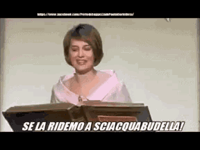 a woman stands at a podium with the words se la ridemo a sciacquabudella on the bottom