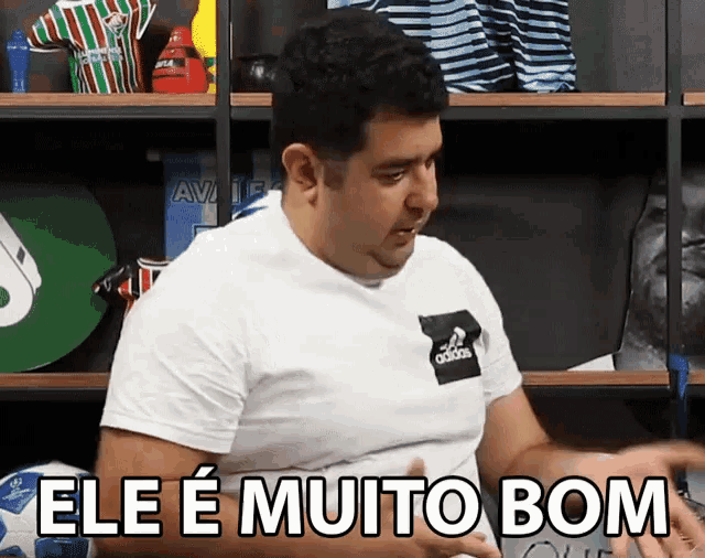 a man wearing an adidas shirt says ele é muito bom