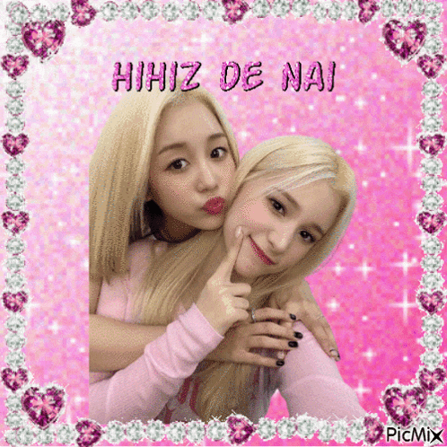 a picture of two blonde girls with the words hihizi de nai written on it