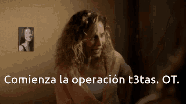 a woman stands in front of a wall with a picture of a woman and the words comienza la operación t3tas