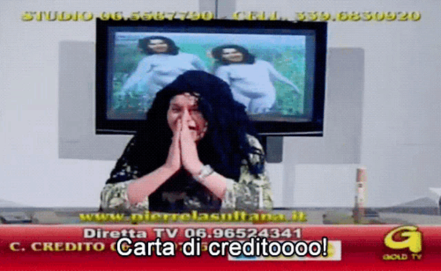 a woman is sitting in front of a television with the words " carta di creditoooo " on the screen
