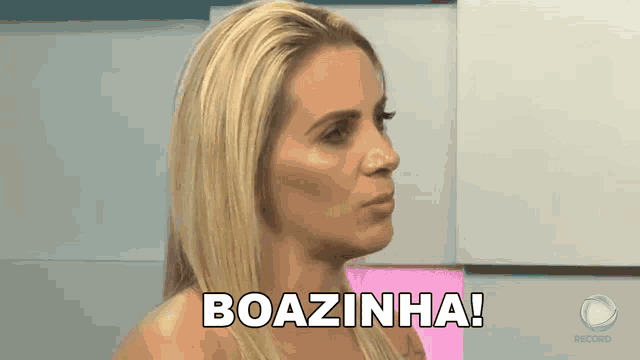 a woman with blonde hair says boazinha on a pink background