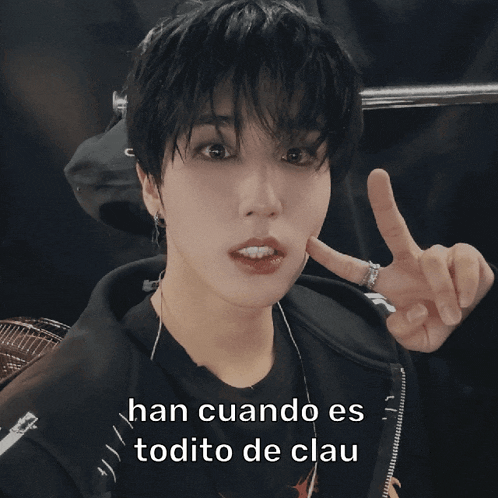 a young man giving a peace sign with the words han cuando es todito de clau