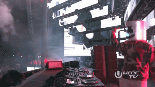 Keep It Going Dj GIF - Keep It Going Dj Pumping Up The Crowd GIFs
