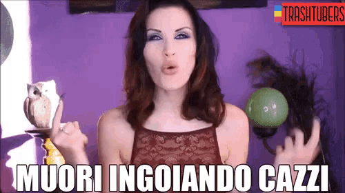 a woman says muori ingoiando cazzi in a purple background