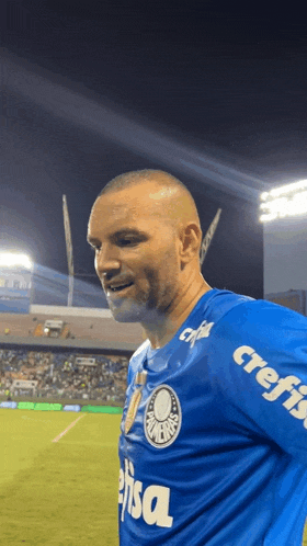 a man wearing a blue shirt that says crefisa on the side