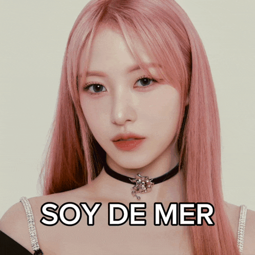 a picture of a woman with pink hair and the words soy de mer on it
