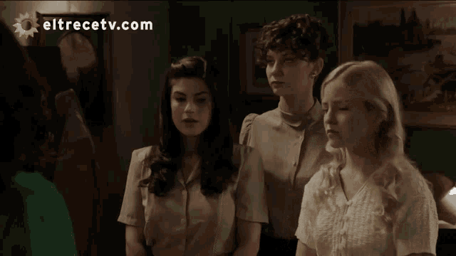 three women standing next to each other with the words " tengo mucho miedo " on the bottom right