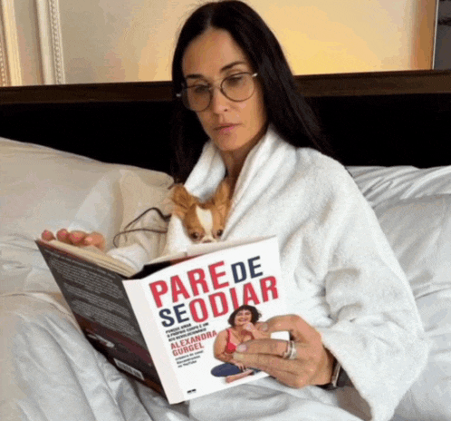 a woman in a bathrobe is reading a book called parede seodiar