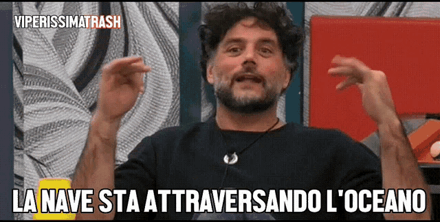 a man says la nave sta attraverso l ' oceano
