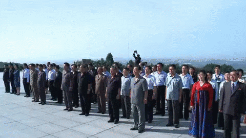 北朝鮮　きたちょうせん　ご辞儀 GIF - Bow North Korea Documentary GIFs