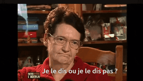 a woman with glasses is sitting in a chair with the words je le dis ou je le dis pas below her