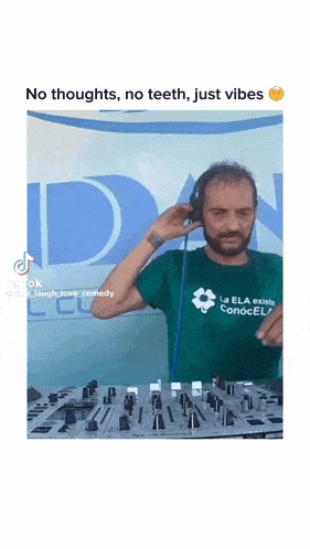 a man wearing headphones and a green shirt that says la ela existe conocida