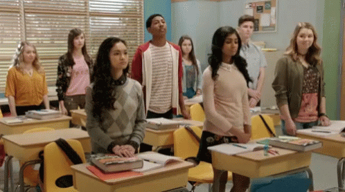 cena da série "I Am Frankie" em que os adolescentes estão em pé na sala de aula