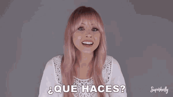 a woman with pink hair says " que haces " in spanish