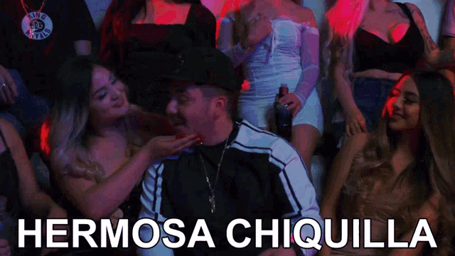 a group of people are gathered in a room with the words hermosa chiquilla on the bottom
