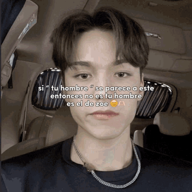 a close up of a person 's face with a caption that says " si tu hombre "