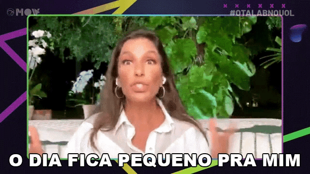 a woman says o dia fica pequeno pra mim on a screen