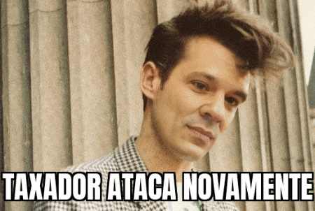 a man in a plaid shirt with the words taxador ataca novamente written above him