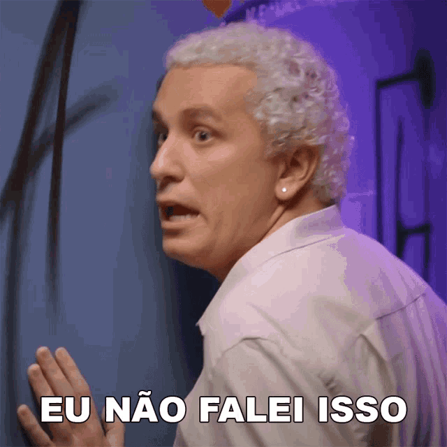 a man with white hair says eu nao falei isso in front of a purple wall