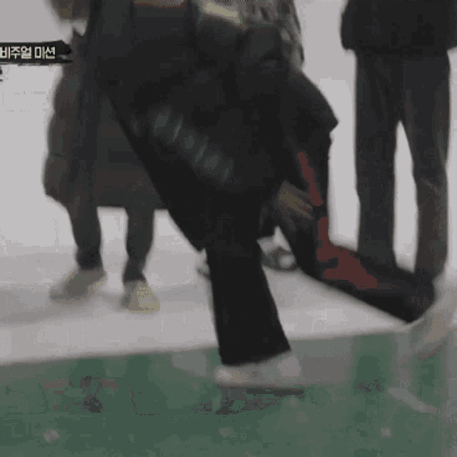 a blurry picture of a person 's legs with a yellow sign that says ' a ' on it