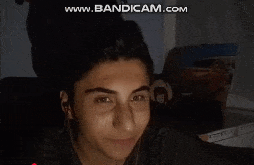 a young man is giving a thumbs up in front of a screen that says www.banditam.com