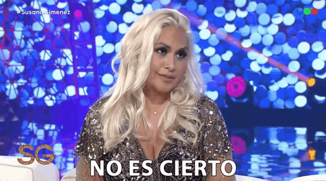 a woman with blonde hair says no es cierto in front of a blue background