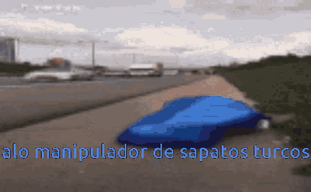 a blue car is driving down a road with the words " do manipulador de zapatos turbo " written below it