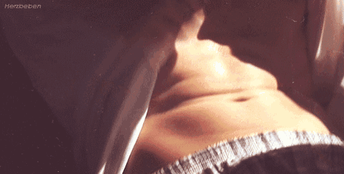 a close up of a person 's stomach with the words herzbeben above