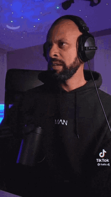 a man wearing headphones says " rammen moet je " in a tiktok video