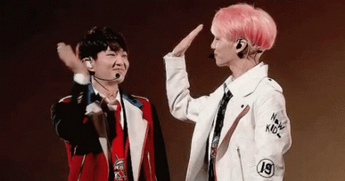 Shinee Onew And GIF - Shinee Onew And Jonghyun GIFs