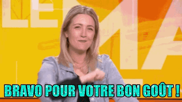 a woman is sitting in front of a yellow background with the words bravo pour votre bon gout !