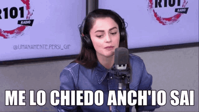 a woman wearing headphones stands in front of a microphone and says me lo chiedo