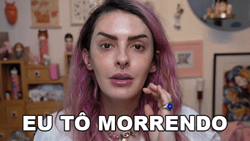 a woman with pink hair is wearing a ring and says eu to morrendo